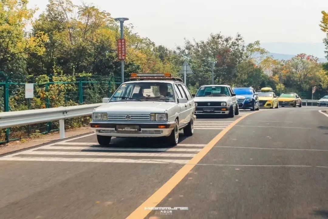 同时拥有好几辆摩托车,同时有多辆越野车