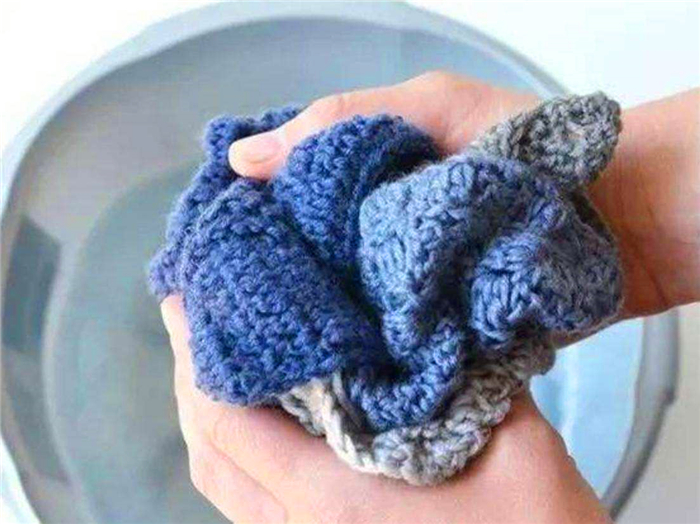 毛衣衣服洗变形了怎么补救,毛衣肩部因晾晒变形了怎么处理