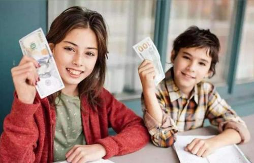 山东初中生摆地摊8天收入2万，商业头脑让人佩服，老爸：自愧不如