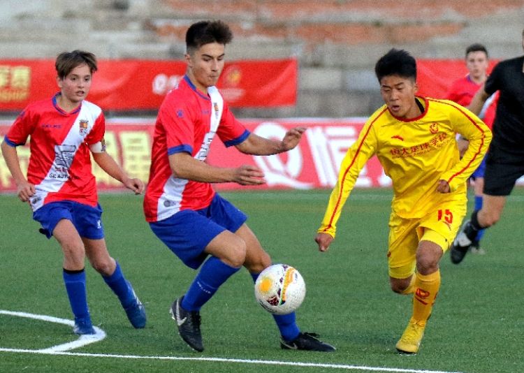 新华社谈中国足球青训,新华社点评恒大