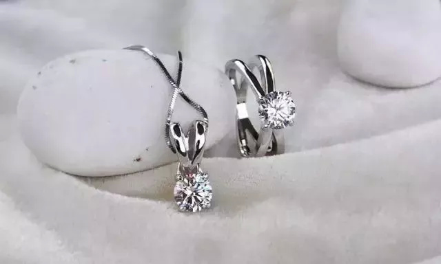 怎么选择适合自己的钻戒款式,怎样选择一个好的钻戒