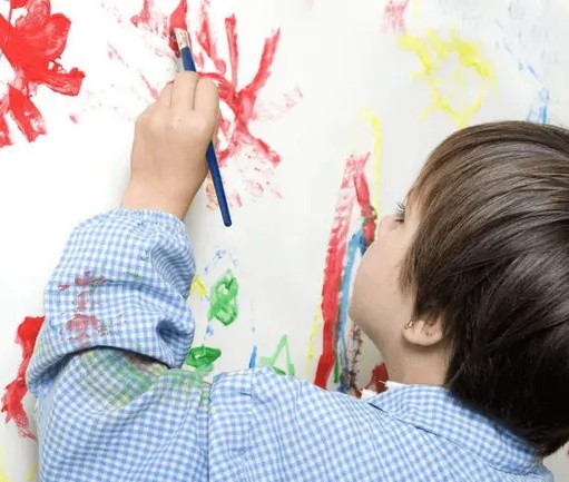 孩子左撇子要不要纠正？不当方式会带来伤害，左撇子的优势明显