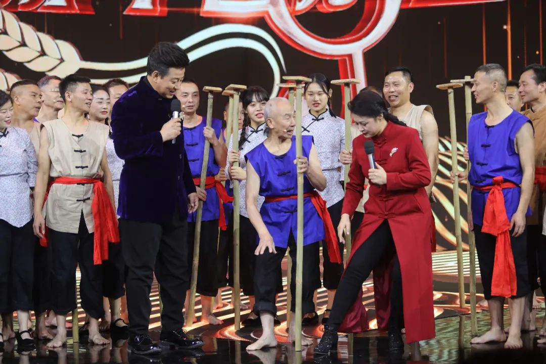 音乐会不按套路出牌：小毕哥现场吃起了大米饭，谢大脚跟着大爷学犁地