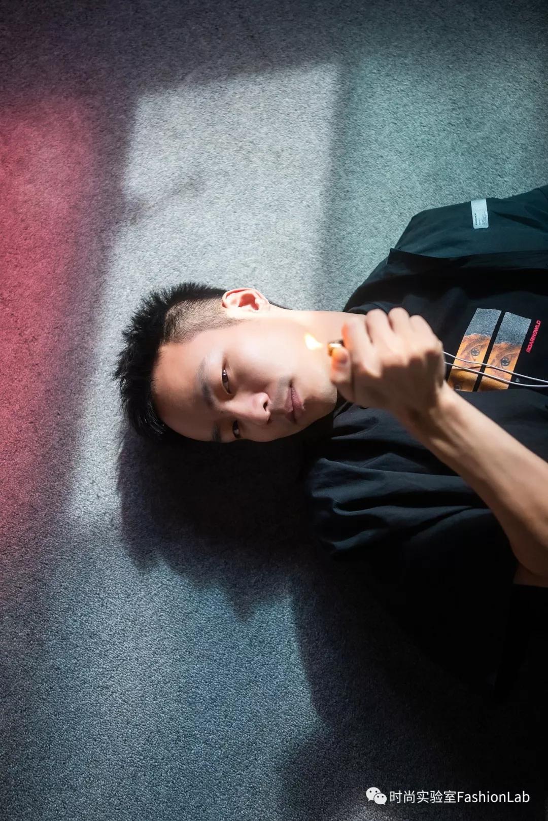 无论他多有钱都会拿走你的打火机,不管你的朋友多有钱都会拿打火机