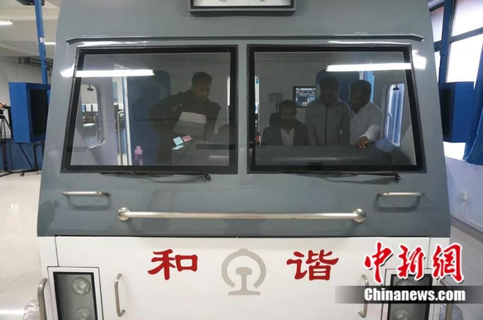 这群非洲小伙分别叫刘备张飞周瑜诸葛亮,哈哈哈哈