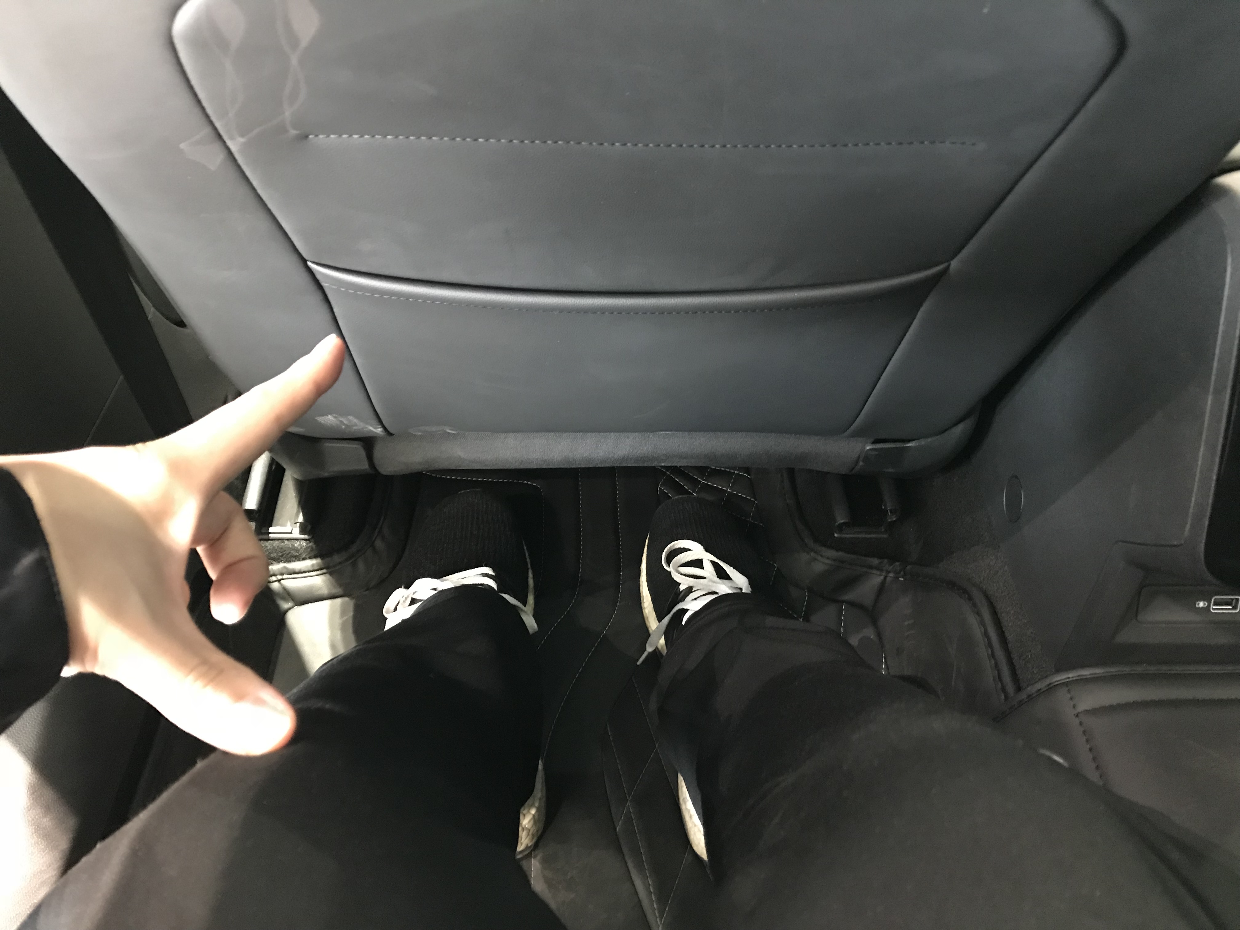 新款帕萨特后排对比迈腾后排空间,静态体验迈巴赫