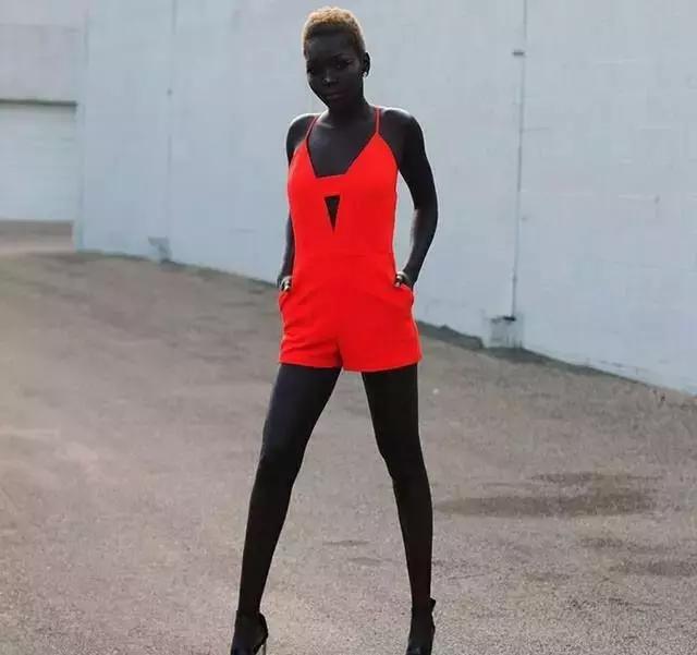 世界上最黑的19岁模特走红网络,全球最黑模特拍照