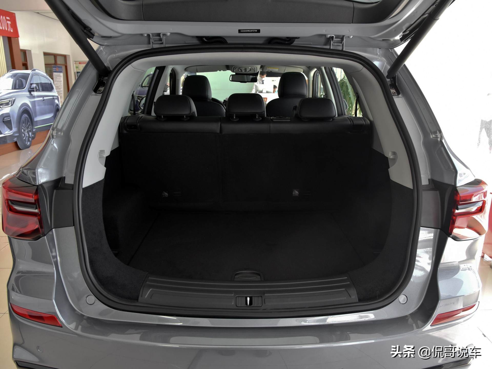 油耗6.8L，大屏配置多，大空间主流紧凑型SUV，带你看荣威RX5