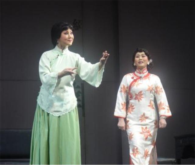 段祺瑞侄子也追星，女星下台他公然强吻，警局罚了50大洋就回家