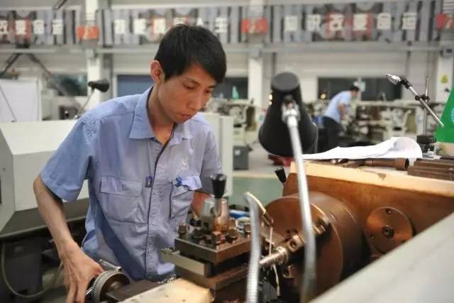 中国军舰发动机技术，曾被西方无情嘲笑，沈阳小伙如何破解的？