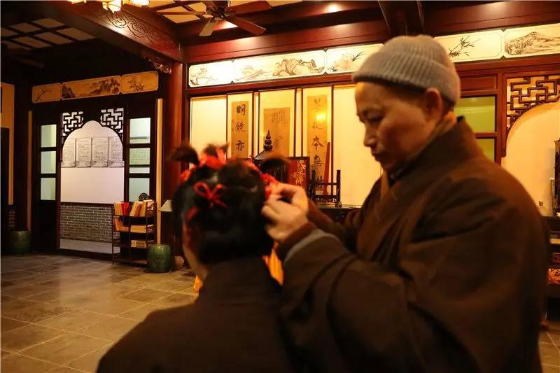 李李原型剃度出家又还俗,最近寺庙剃度出家全过程