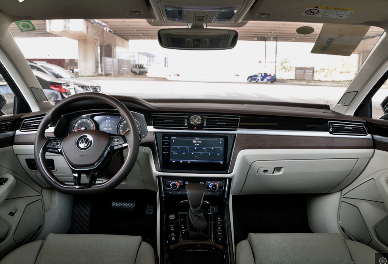 30多万就敢配后排冰箱，有空气悬架与16个音响，大众辉昂你喜欢吗