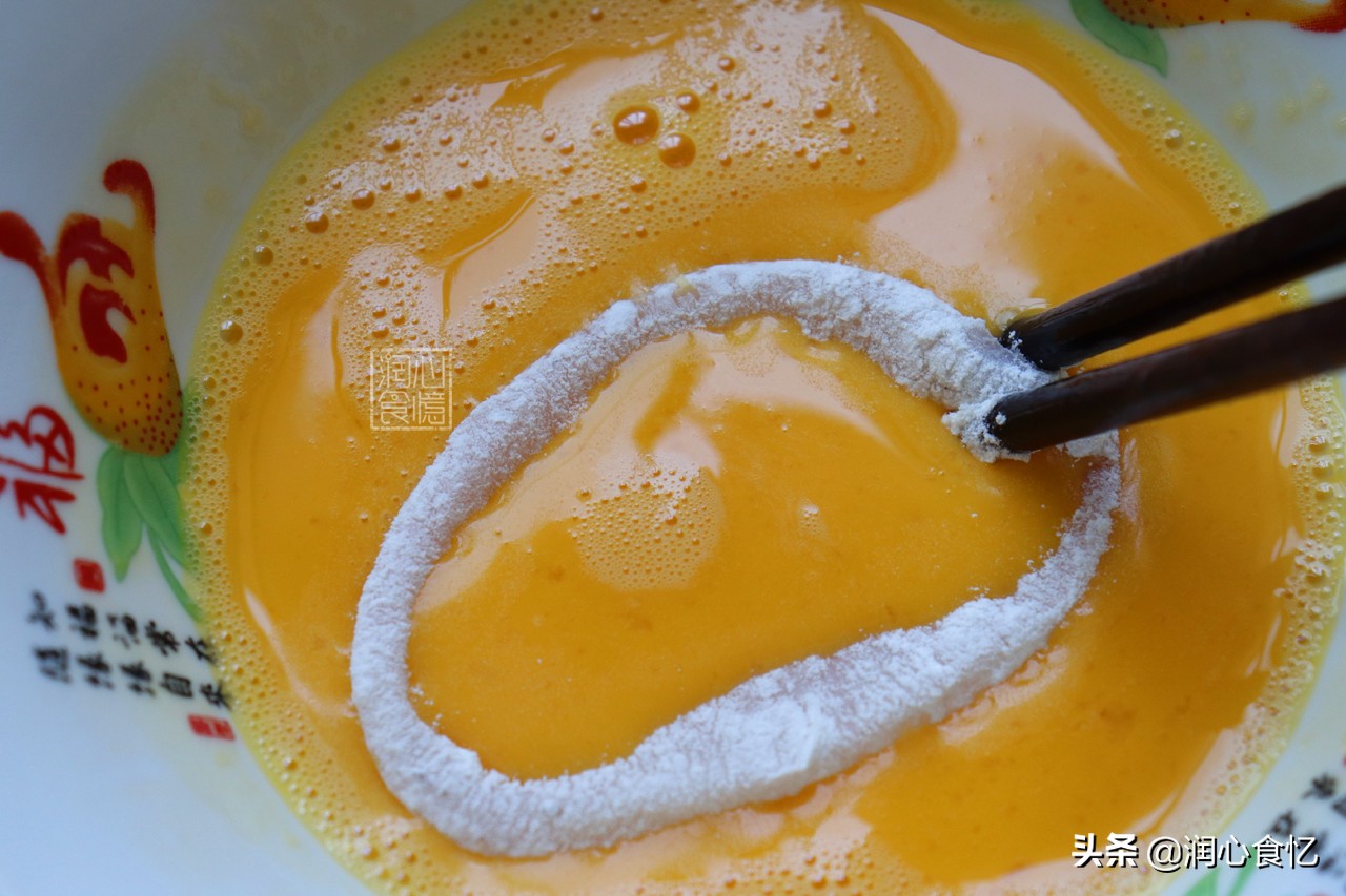 家中自制香酥鱿鱼圈,香酥鱿鱼圈炸制过程