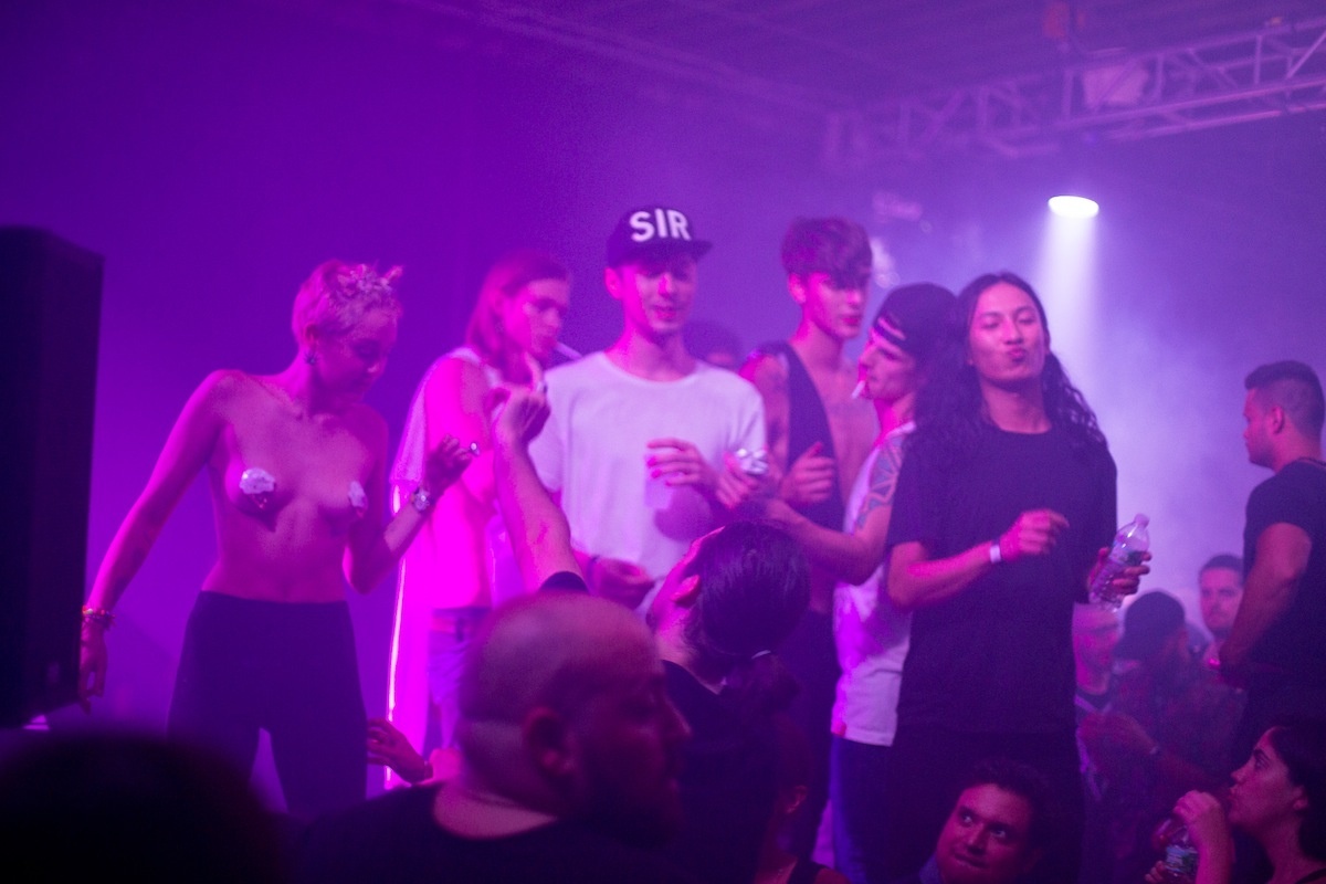 华裔爆款设计师疑似下药性侵多名男性，摸*体下**捏胸是日常操作？