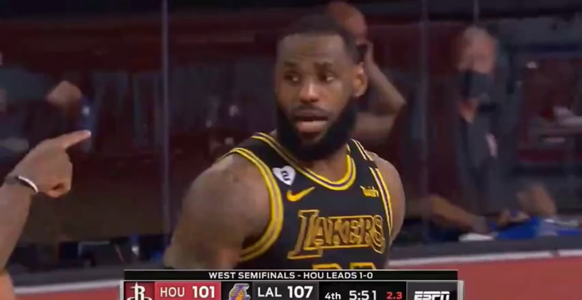 火箭边线球战术被隆多识破,亲自指挥詹姆斯和浓眉完成破解