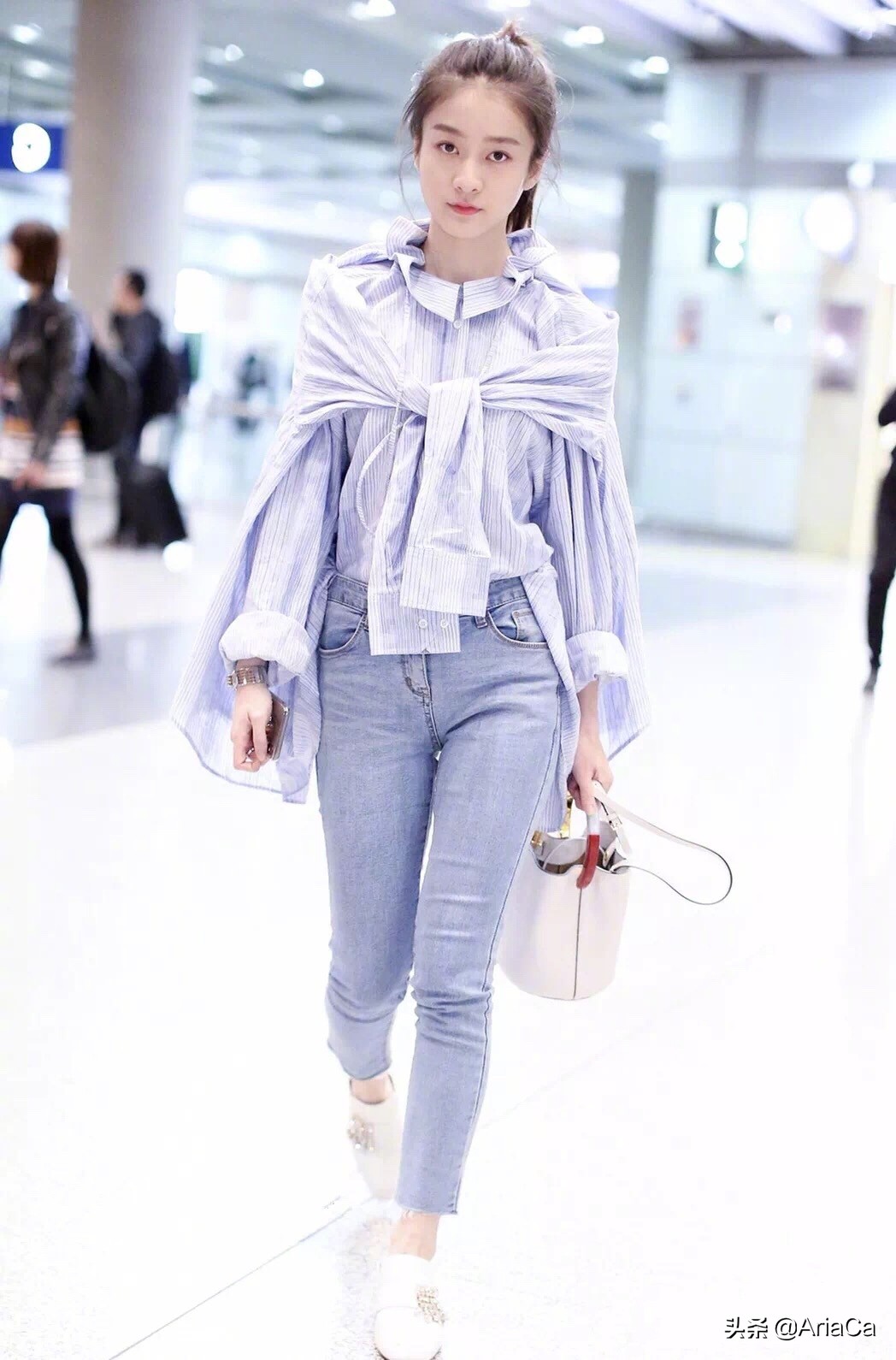 furla白色水桶包李沁同款,李沁高级感穿衣搭配