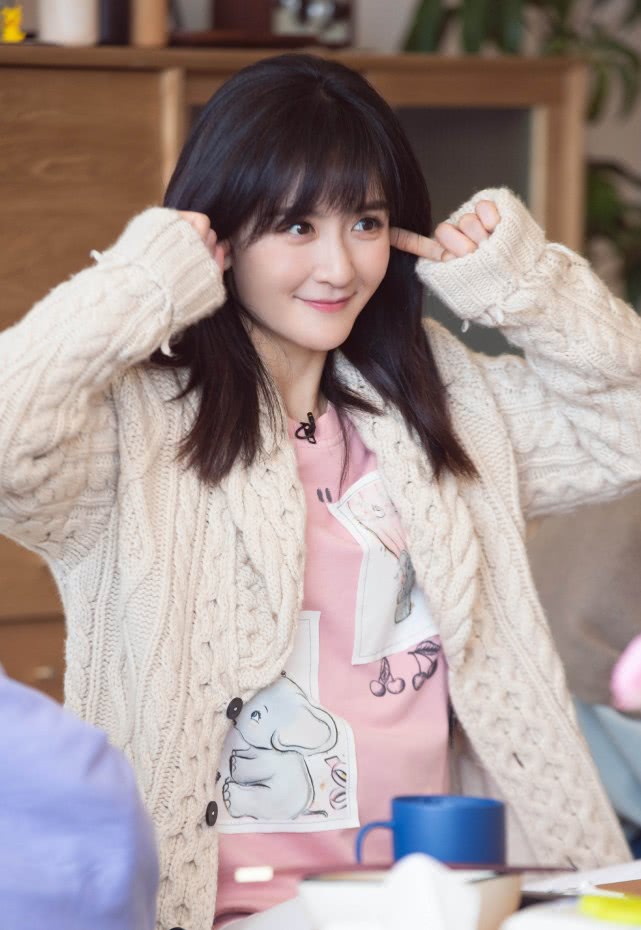 娜最新节目造型曝光，穿“儿童卫衣”超显嫩，网友：哪像奔四女人