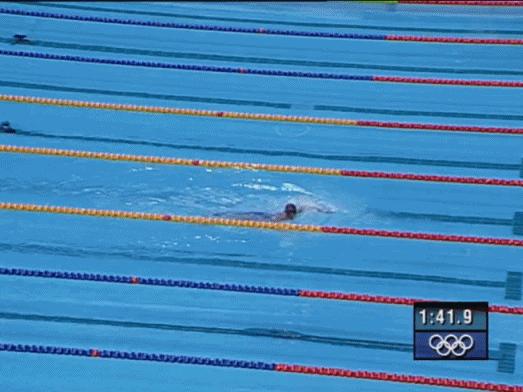 一名34岁男子跳水救人牺牲,游泳馆众人抢救溺水青年