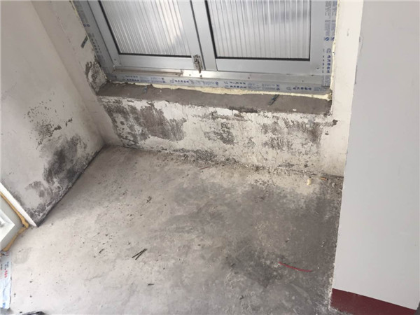 农村房墙面返潮起碱掉皮怎么处理,墙面泛碱最简单的处理方法