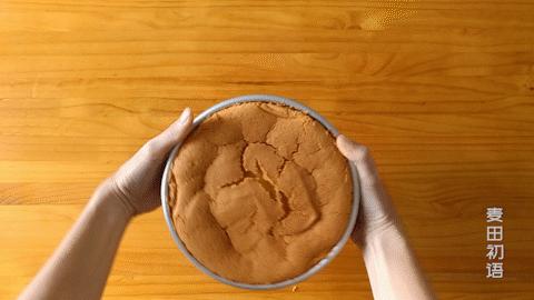 戚风蛋糕要怎么做才不会塌陷,做的戚风蛋糕底部总是凹进去