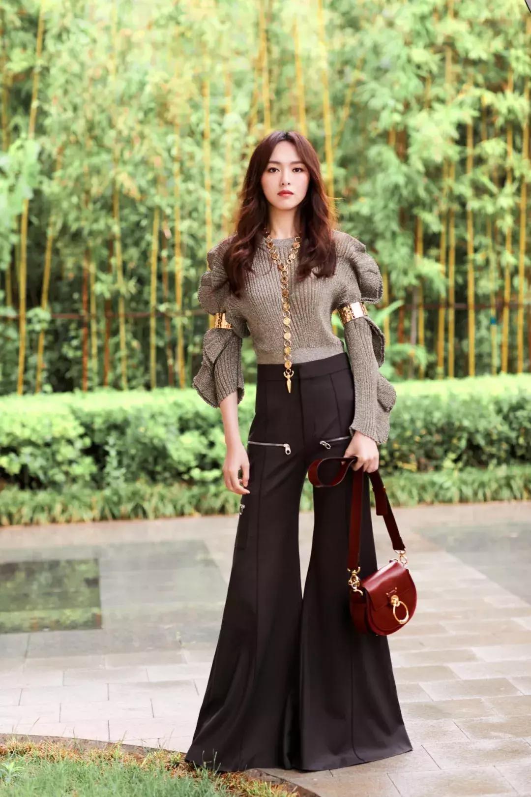 购买新款女性包包,女子买新包