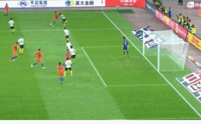 鲁能国脚小区级脚法!金敬道踢飞门前1米必进球遗憾跪地抱头