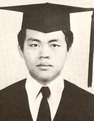 64岁疯子画家痴迷画画，作品堪称毕加索，专家痛批：小学生水平