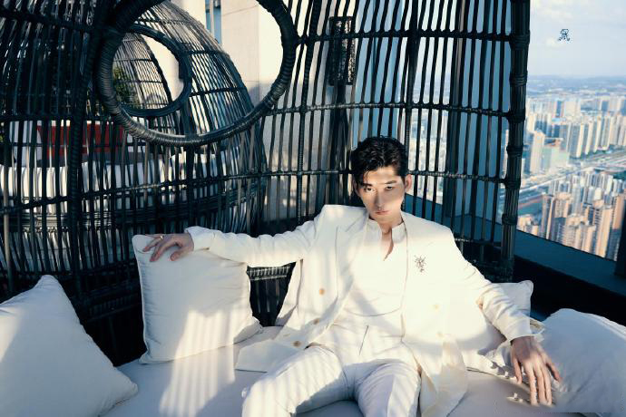 张翰帅气时尚,张翰穿粉色西装图片