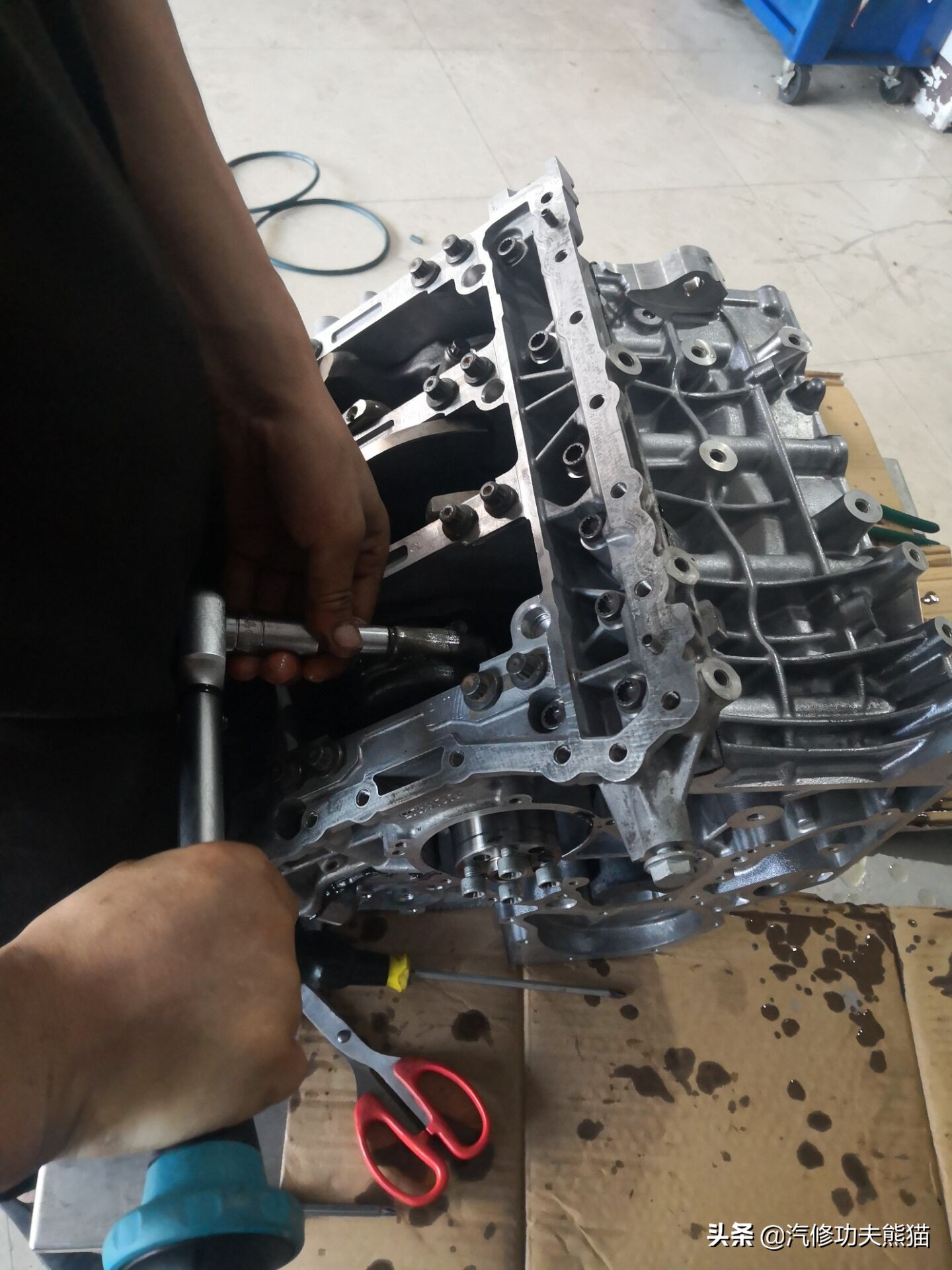 能拉动波音747的大众神车途锐烧机油治理，修完了又可以拉飞机了