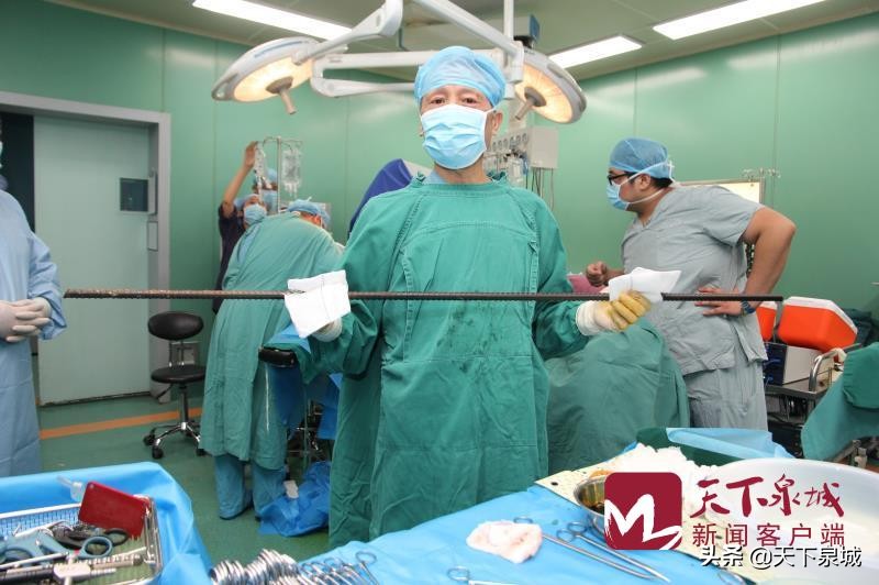 29岁小伙被1米钢筋贯穿,男子被1米钢筋穿体工友截断送医