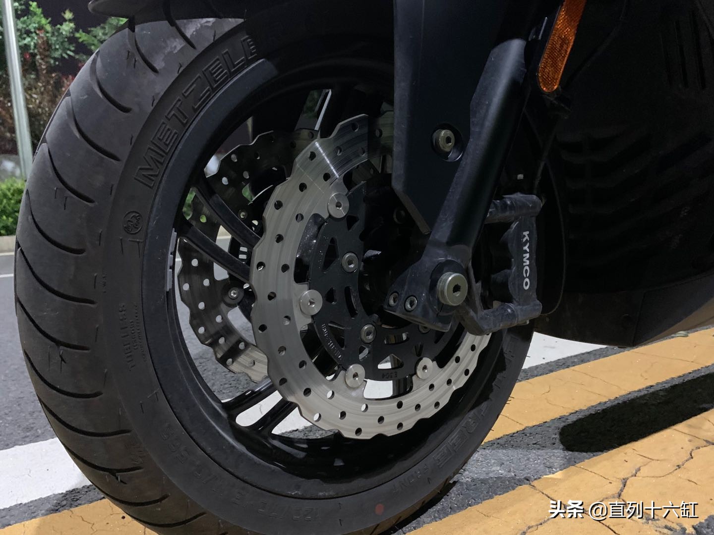 光阳进口赛艇s400国外测试,光阳xcitings400长途表现