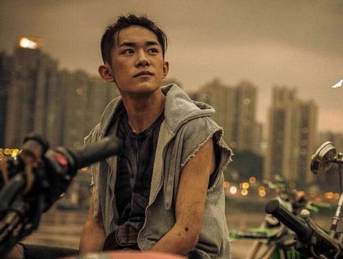 易烊千玺一朵小红花采访完整视频,送你一朵小红花易烊千玺同款外套