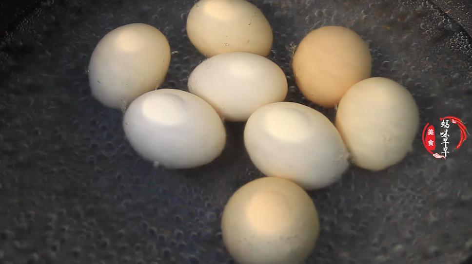 买鸡蛋时挑大的还是挑小的好,买鸡蛋时挑选大的好还是小的好