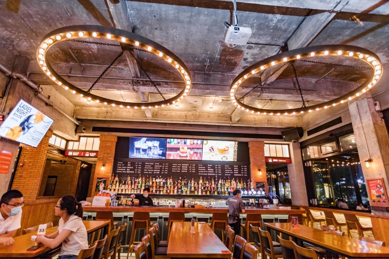 重庆第①家正版餐酒博物馆来了！1000+酒水，50+简餐，嗨翻16h