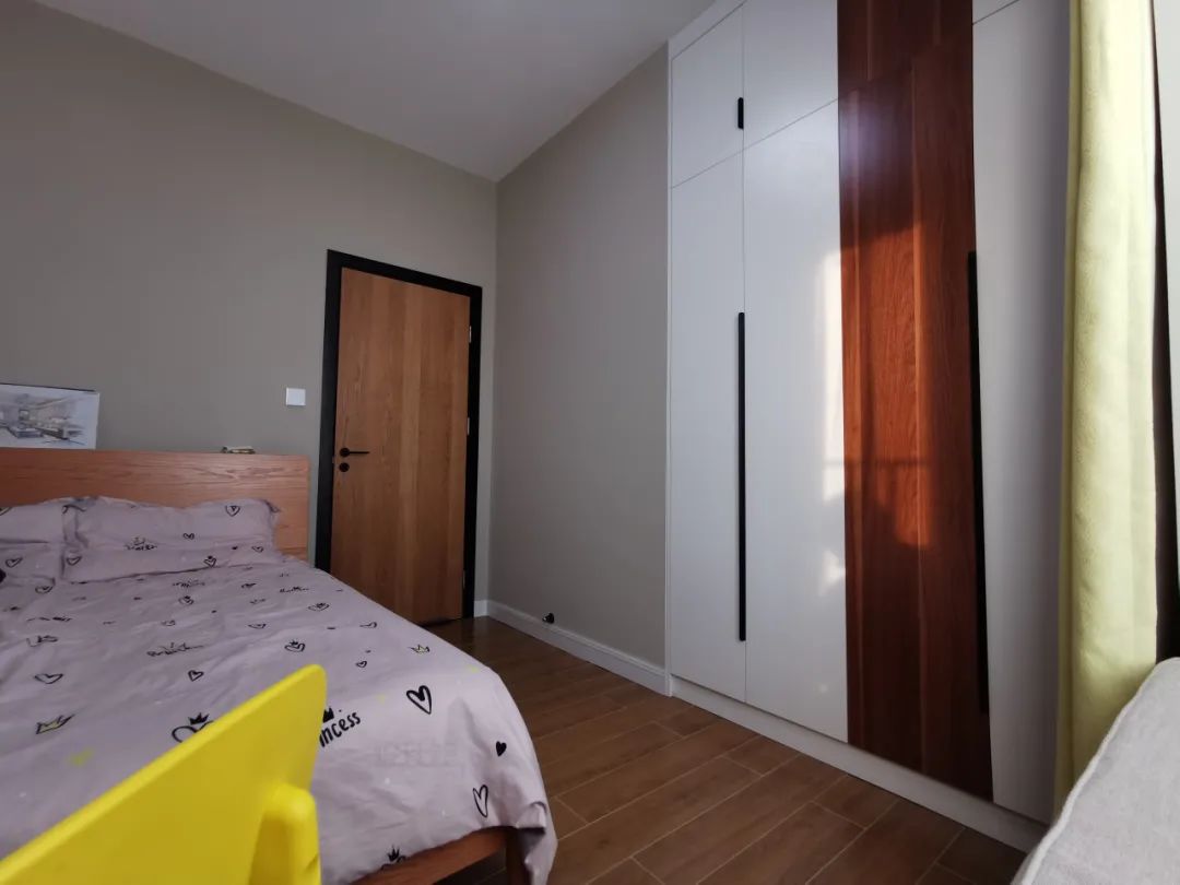 卧室小怎么安排沙发和床,主卧小怎么布置床和衣柜