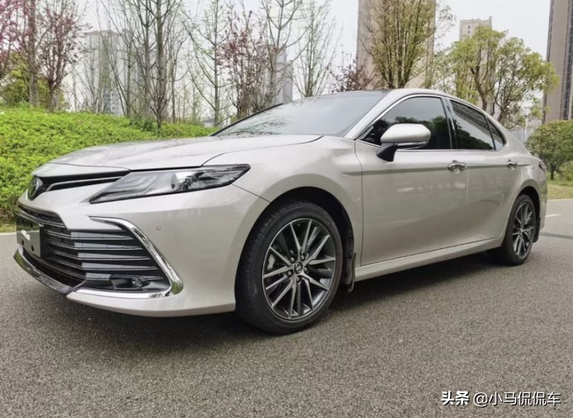 28岁了喜提新车凯美瑞,凯美瑞2.5g豪华版与迈腾330豪华