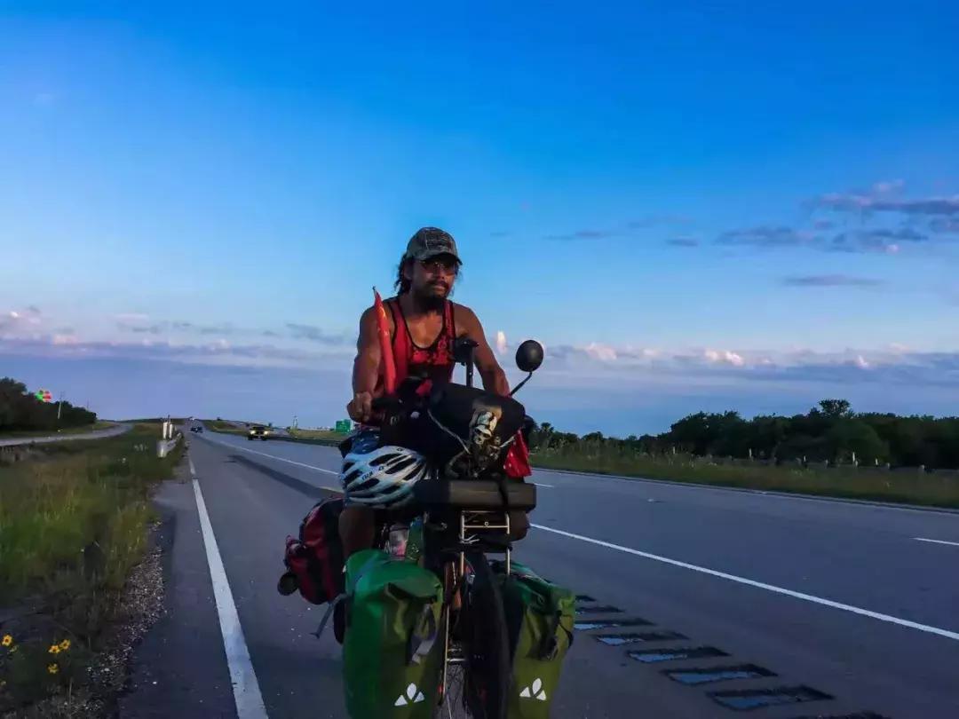他骑行27个国家,他7年环游中国18万公里绕赤道4圈