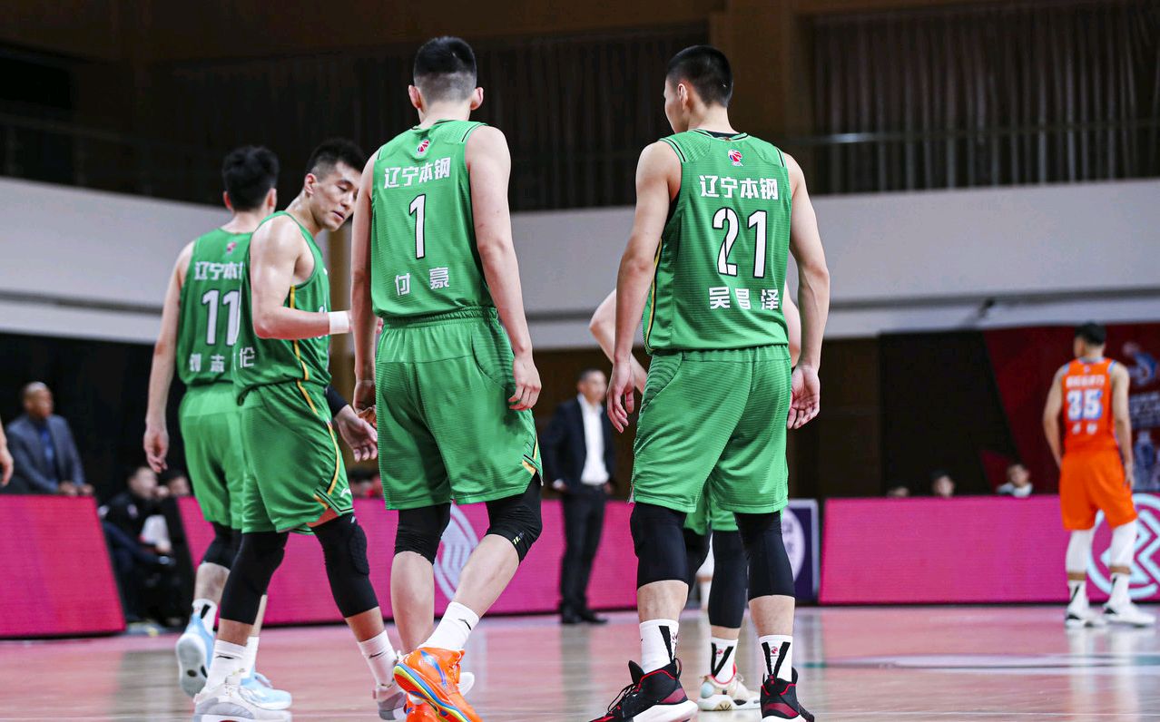 辽篮封闭训练双子星新星逆袭,辽篮2.16米青训小将