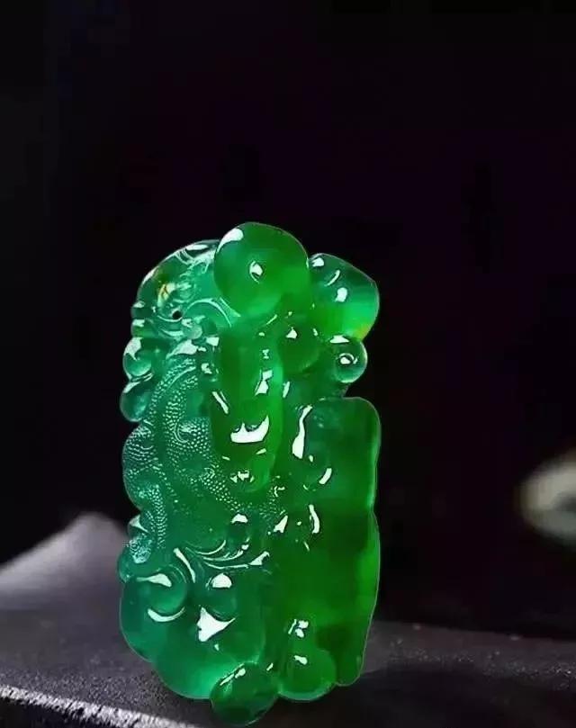 2018香港保利翡翠拍卖价格,保利春拍翡翠手镯5000万