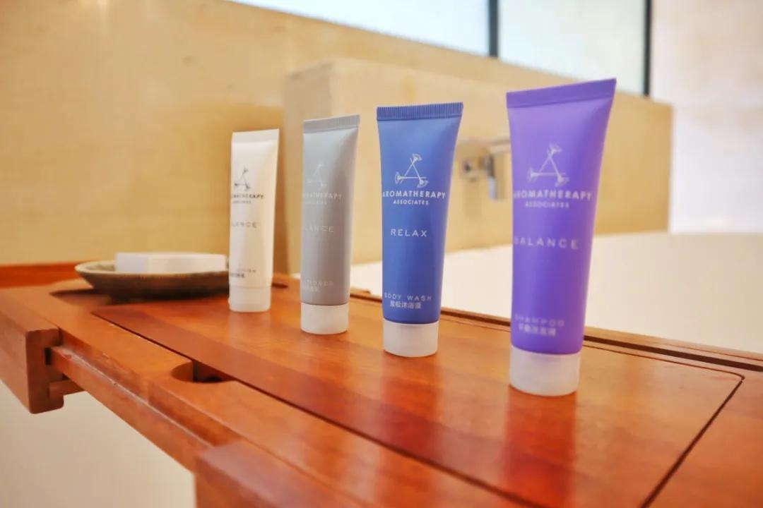 「觅趣小镇新都·原舍绿茵」湖畔泳池，畅玩斑竹园足球音乐小镇