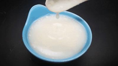 宝宝添加辅食后过敏怎么表现,宝宝添加辅食后便秘说让多喝水