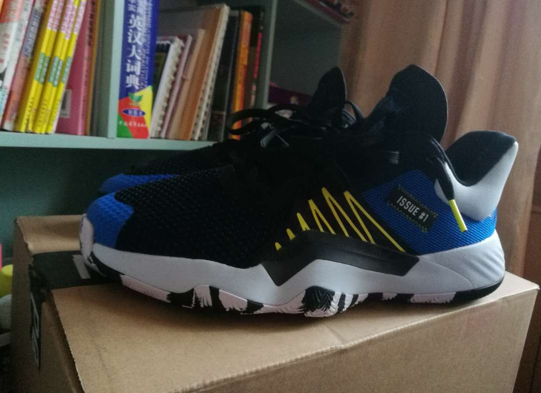 米切尔一代,300元档很值得入手的一双阿迪签名球鞋