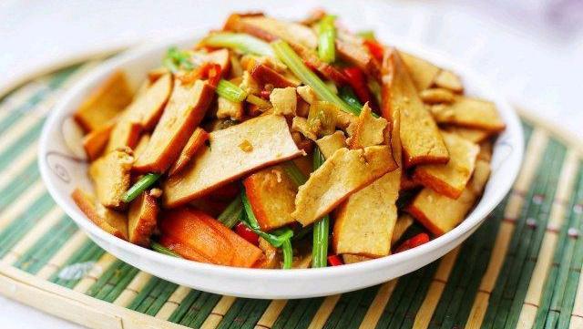 如何做出美味的胡萝卜炒香干,胡萝卜炒香干做法分享