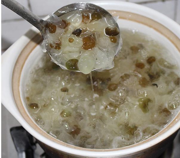 这种稻田里的“黑珍珠”，营养美味，被赞为“土燕窝”，女人多吃