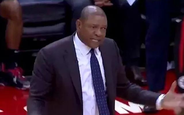 里弗斯被驱逐以后赛后接受采访,里弗斯和小里弗斯一起被驱逐