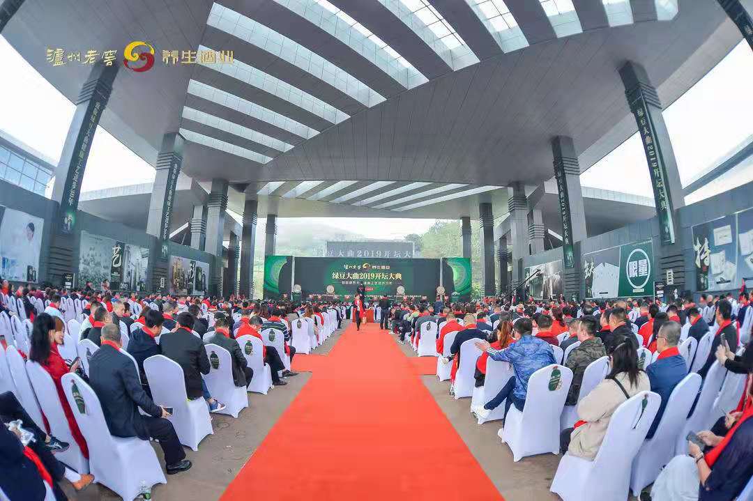 绿豆大曲泸州老窖开坛取酒,泸州老窖51.8度绿豆大曲