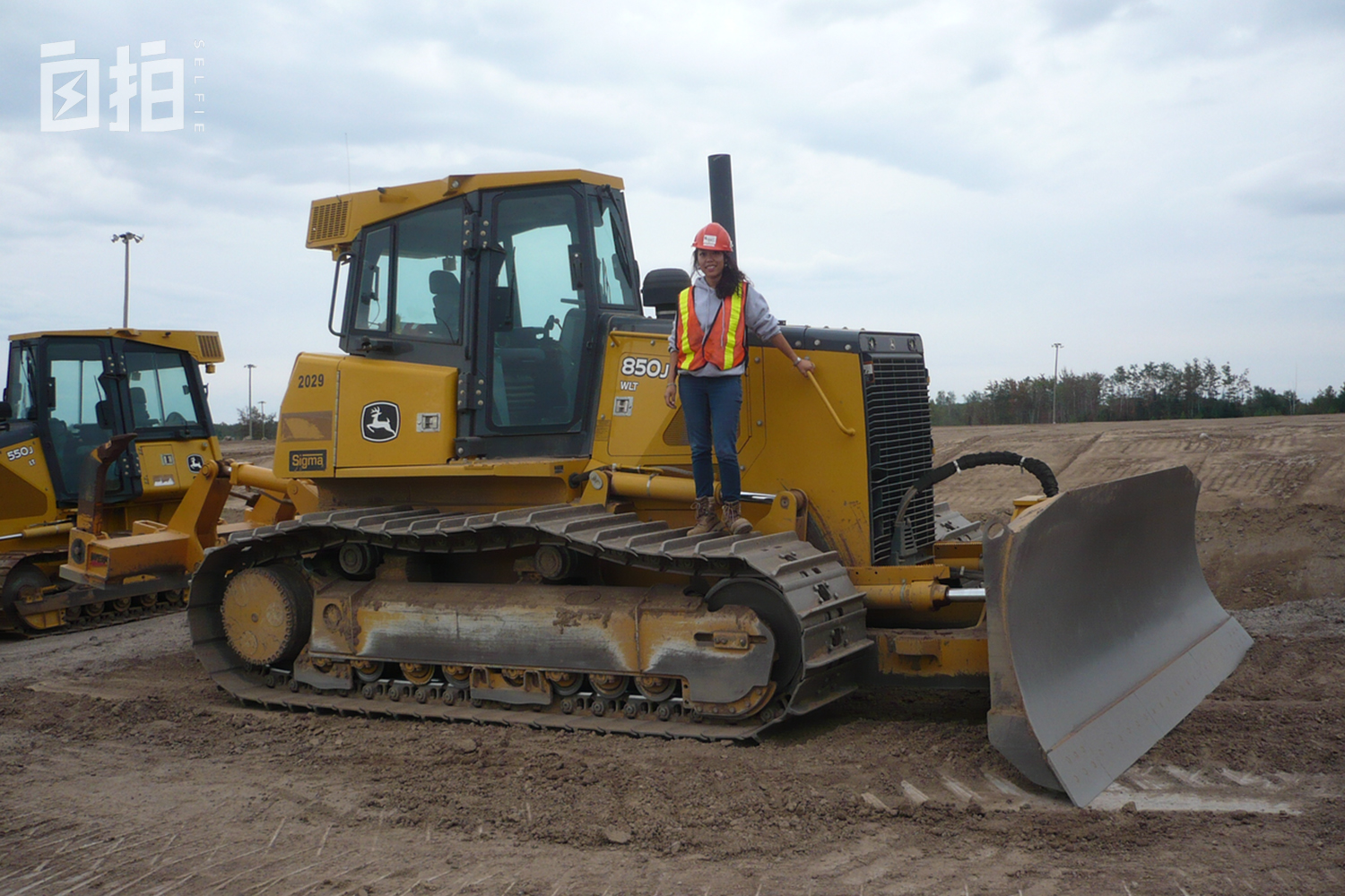 东北女大学生留学加拿大开挖掘机,在加拿大开挖掘机