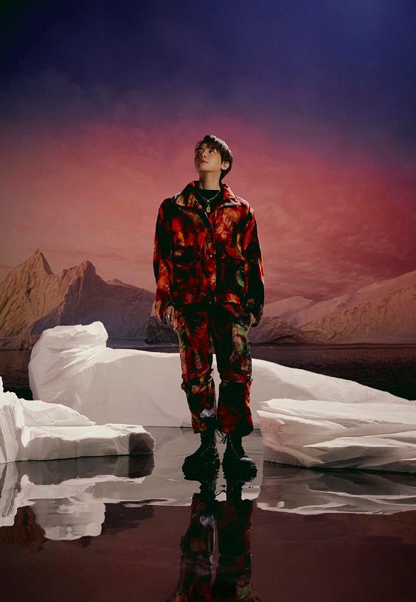 难为EXO的cody了！能找到这么多怪衣服，*钟金**仁用脸消化乞丐装