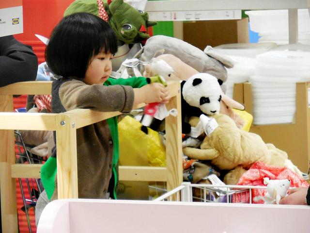 宝宝总爱咬人摔东西是缺什么,孩子喜欢摔东西该怎么正确引导