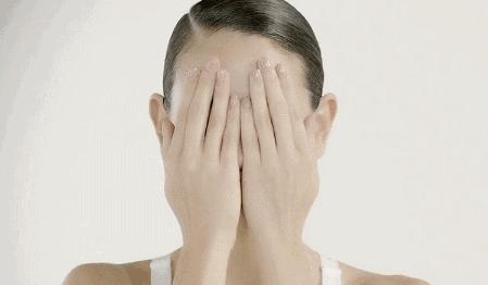 上粉底脸上搓泥是怎么回事啊,一上妆就搓泥怎么办